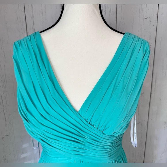 B2 Jasmine Women’s Celebration | Wedding | Prom Sleeveless Dress Size 6 - Picture 3 of 11